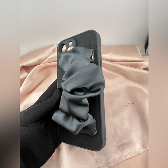 Stylish IPhone 16 pro max Case with Satin Scrunchie Holder - Picture 5 of 6